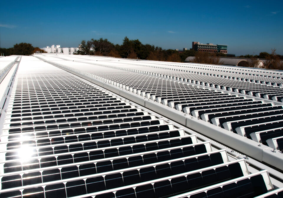 beweglichen Aluminiumlamellen mit integrierten Photovoltaikzellen