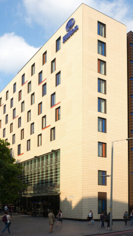 Terracotta und Kupfer, Glas und Aluminiumkonstruktionen, eloxiert oder pulverbeschichtet