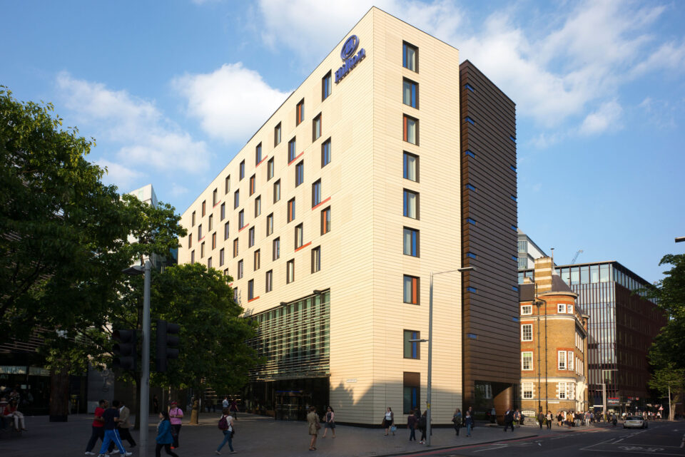 Terracotta und Kupfer, Glas und Aluminiumkonstruktionen, eloxiert oder pulverbeschichtet