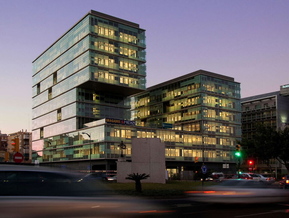 6.500 m² Glaslamellenfassade glastec System 550 als Sonnenschutz