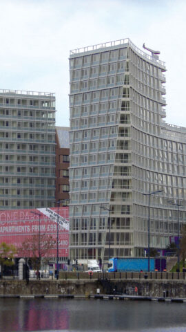 3 Wohnungstürme, die auf einen Geschäftssockel mit einer 4-stöckigen Tiefgarage aufgebaut sind