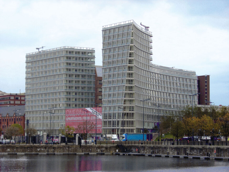 3 Wohnungstürme, die auf einen Geschäftssockel mit einer 4-stöckigen Tiefgarage aufgebaut sind