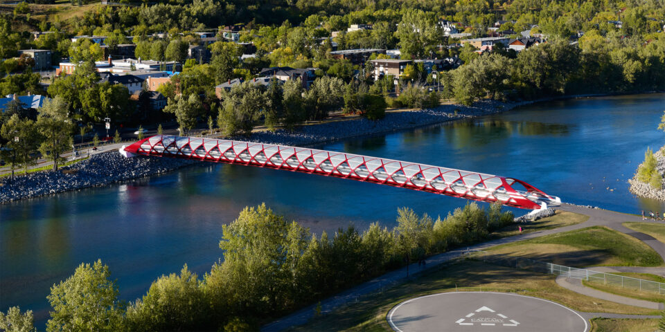 Fußgänger- und Radfahrerbrücke über den Bow River am Westende des Prince's Island Park
