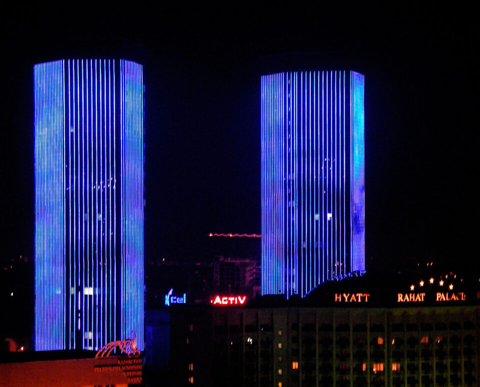 dreistöckiges Sockelgebäude verbindet die Türme mit dem bereits bestehenden 5 Sterne-Hotel Hyatt Rahat Palace