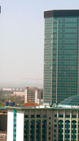 16.500 m² Elementfassade mit 827 Senkklappflügeln nach bewährtem GIG-System