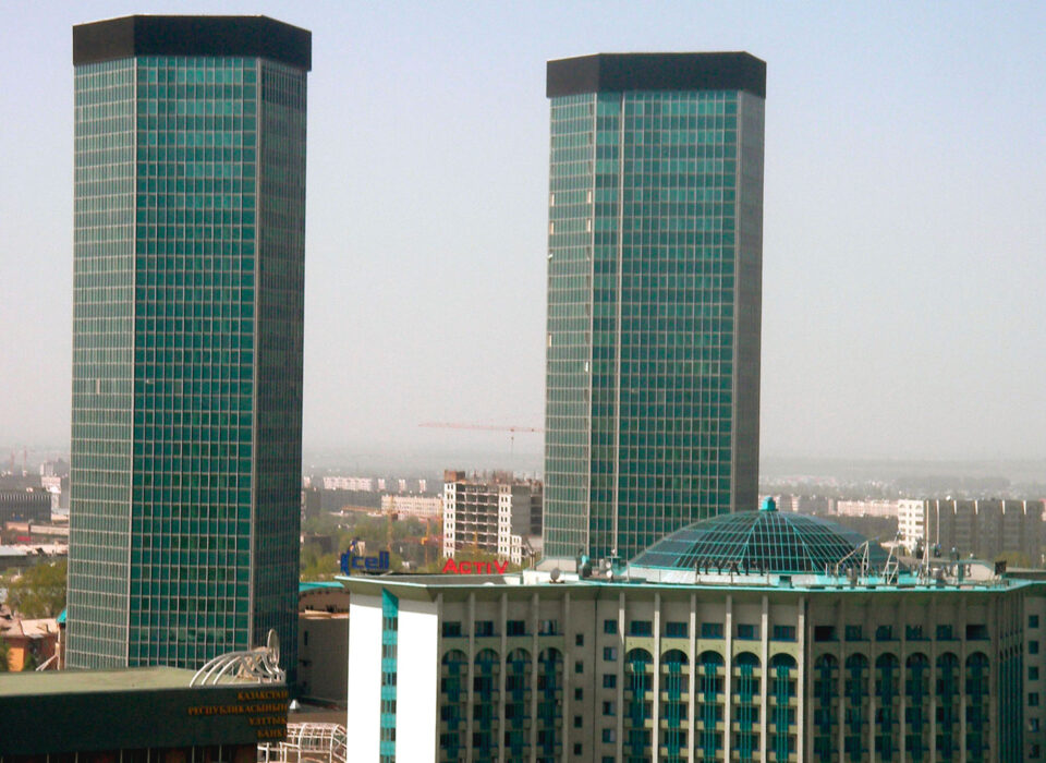 16.500 m² Elementfassade mit 827 Senkklappflügeln nach bewährtem GIG-System