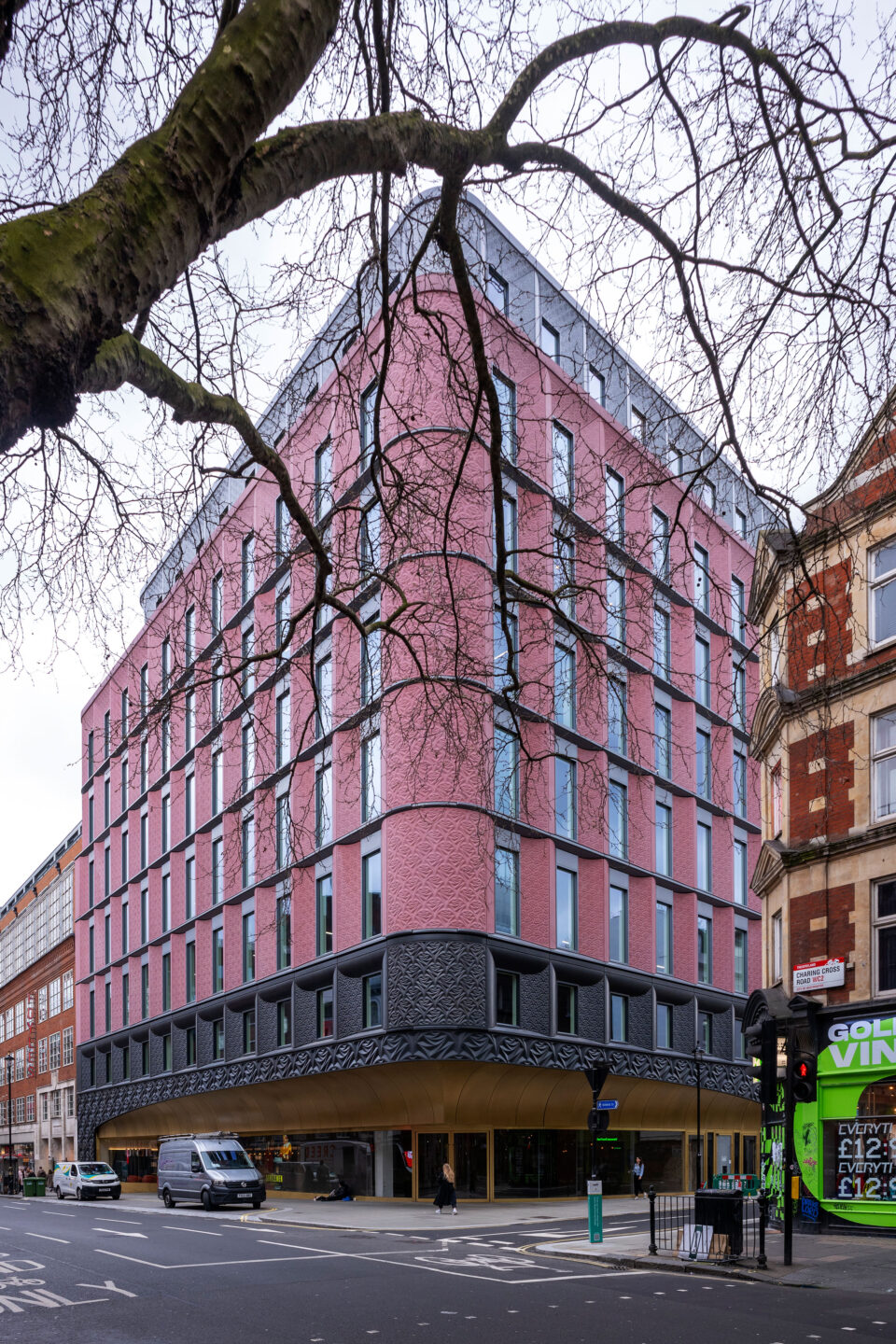 Ein modernes Gebäude mit einer GIG Elementfassade mit Bekleidungen in GRC und Blechen mit Rosenornamenten an einer Straßenecke in London