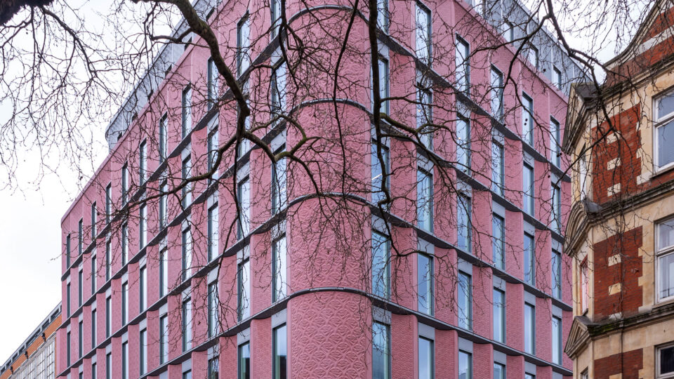 Ein modernes Gebäude mit einer GIG Elementfassade an einer Straßenecke in London