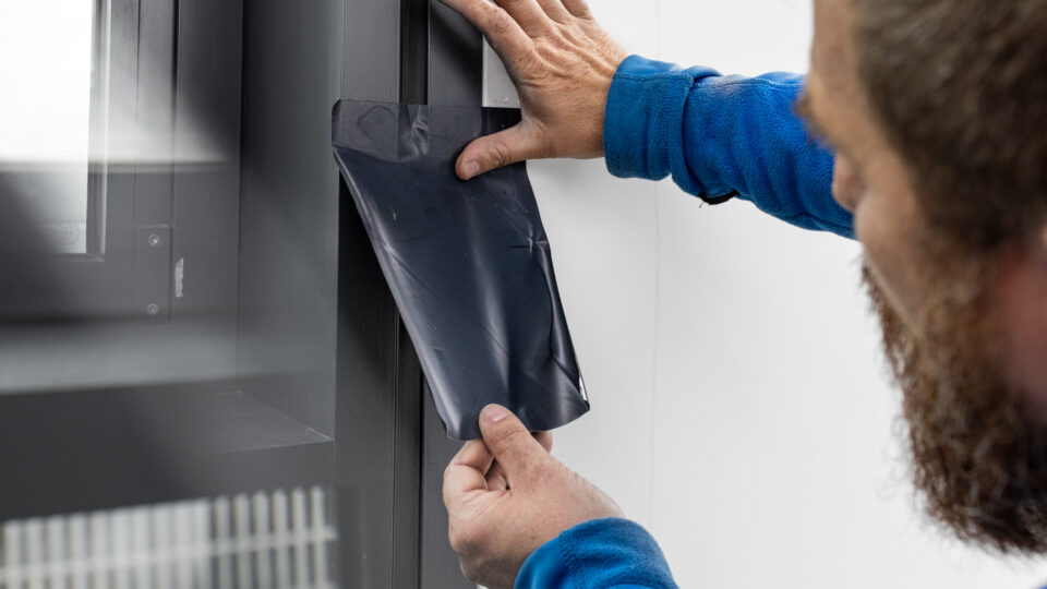 To create a building connection, membranes are adhered between the aluminium element and the masonry.