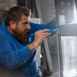 Assembly of the test façades on the mock-up tower; the glass panes are shimmed in accordance with the future series production.