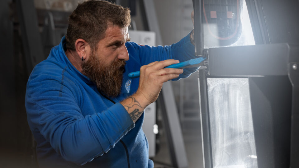 Assembly of the test façades on the mock-up tower; the glass panes are shimmed in accordance with the future series production.