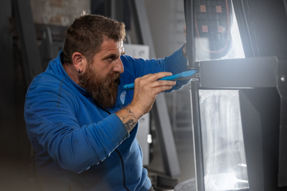 Aufbau der Testfassaden am Musterturm, die Gläser werden entsprechend der späteren Serie geklotzt.