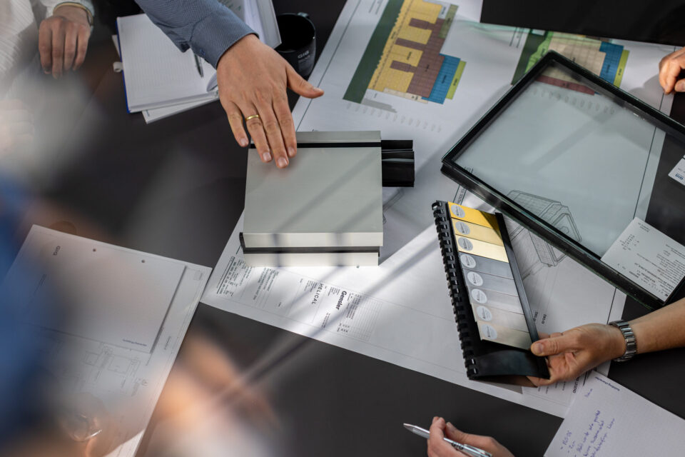 Glas- und Farbmuster für ein Elementfassadenprojekt werden besprochen.