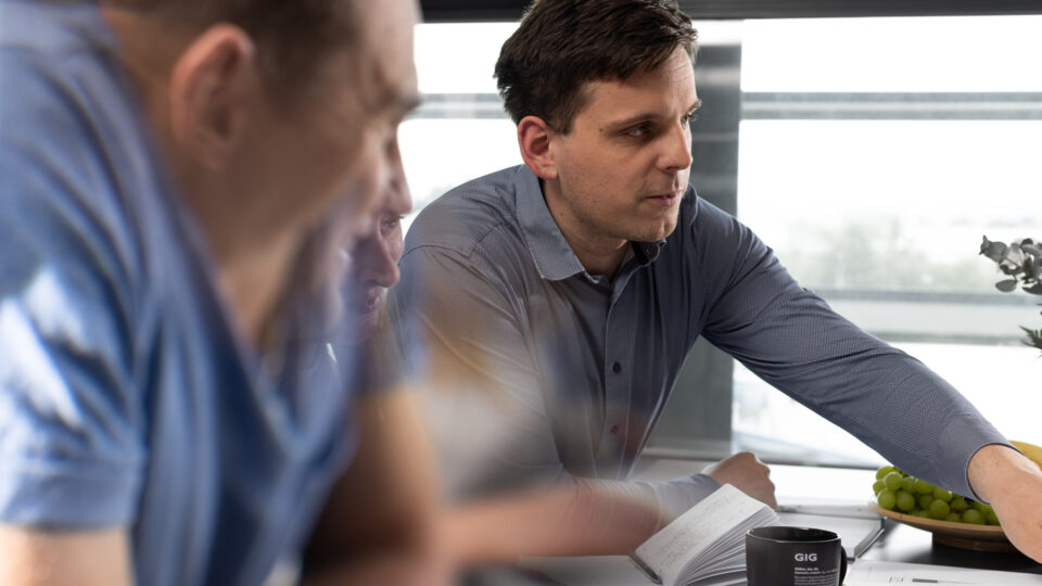 A project manager explains a façade detail for a closed-cavity façade to his team.