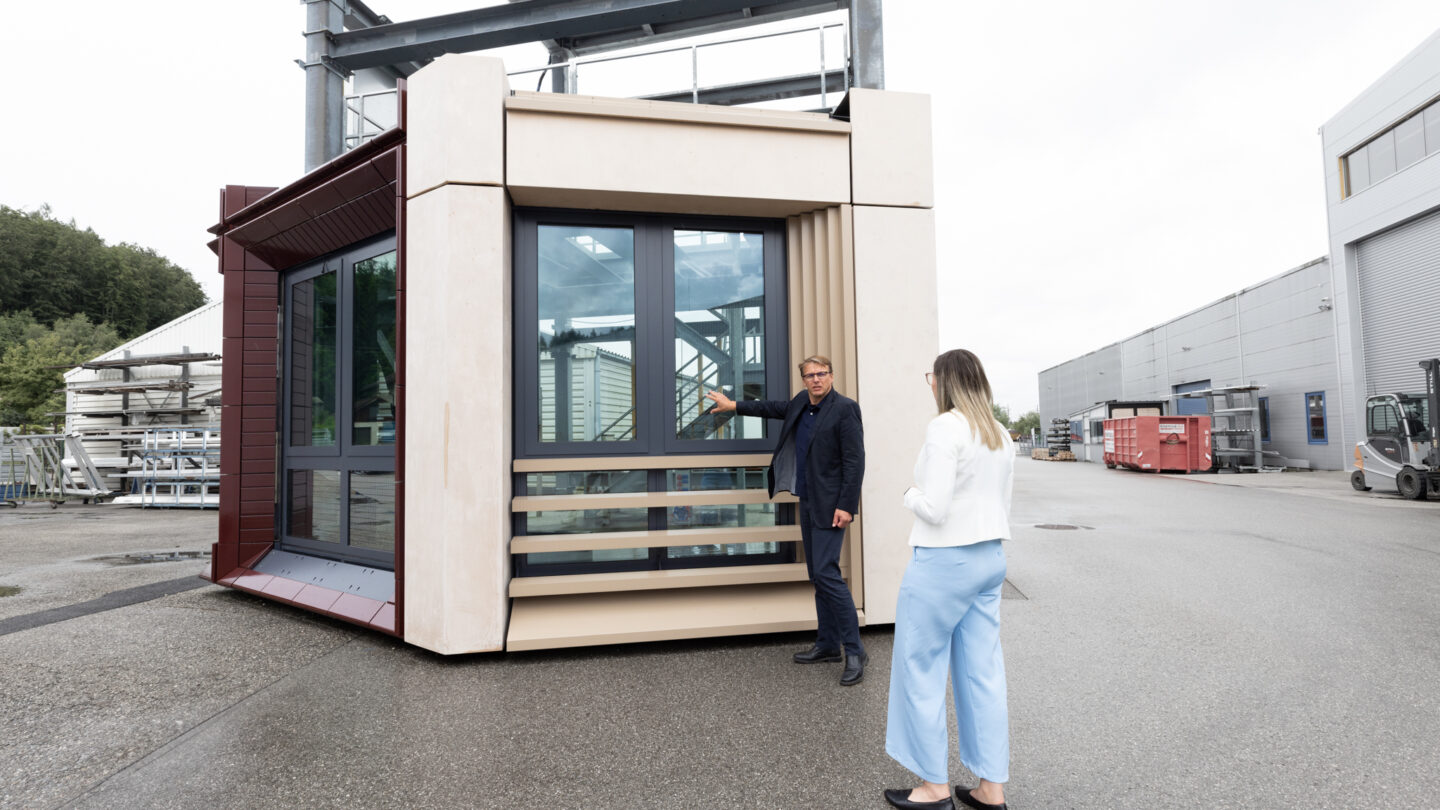 Architect and project manager inspect the execution of the visual mock-up (VMU) on the mock-up tower.