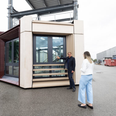 Architekt und Projektleiter begutachten die Ausführung des Visual Mock Ups (VMU) am Musterturm.