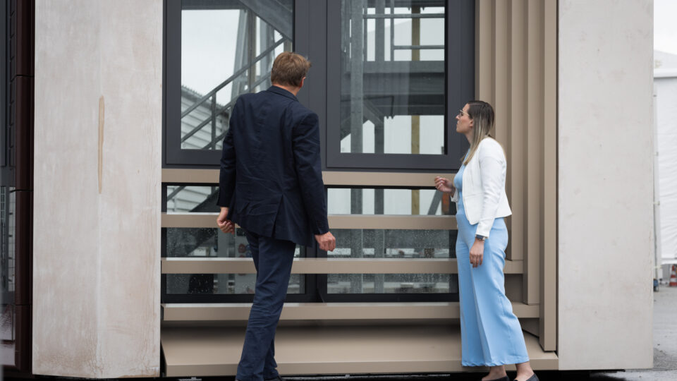The architect and project manager inspect the execution of the visual mock-up (VMU) on the mock-up tower.