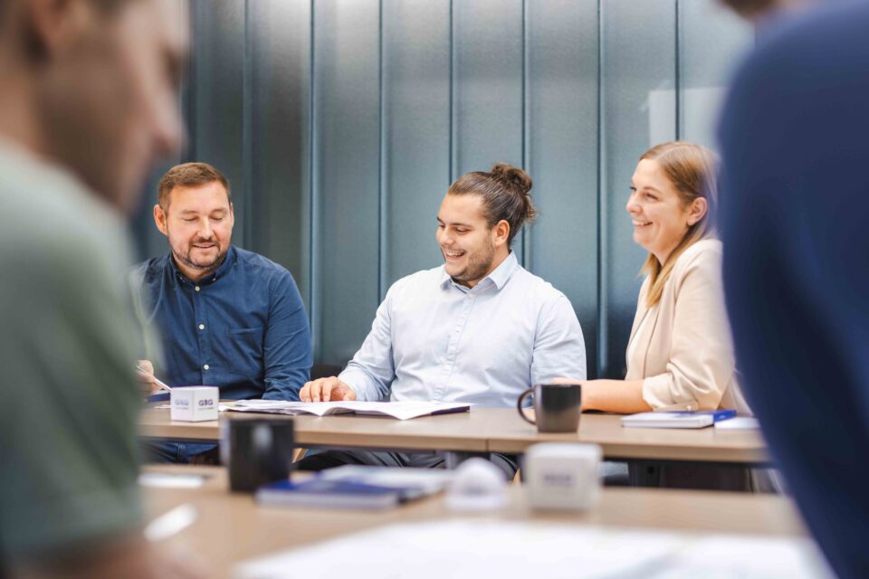 GIG-Mitarbeiter:innen besprechen sich.