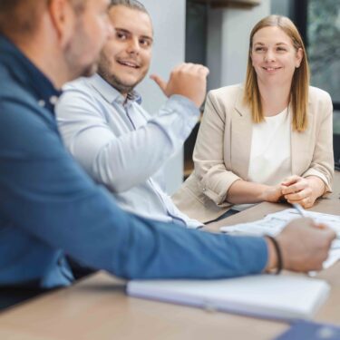 GIG-Team members in discussion.