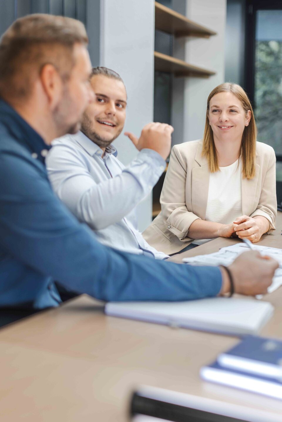 GIG-Mitarbeiter:innen besprechen sich.