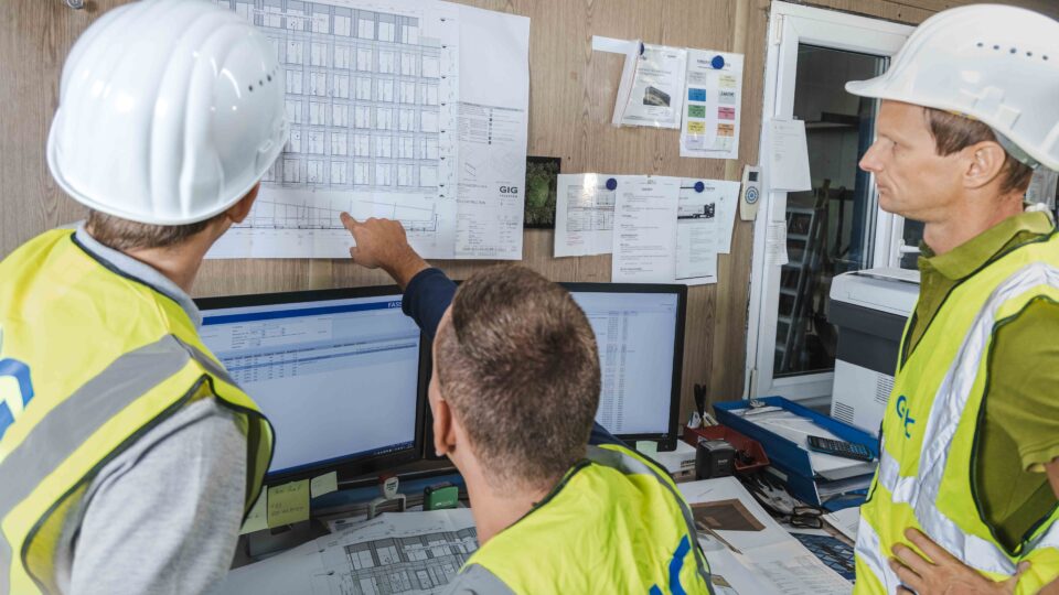 Installers and site managers discuss the installation concept for the unitised façades.