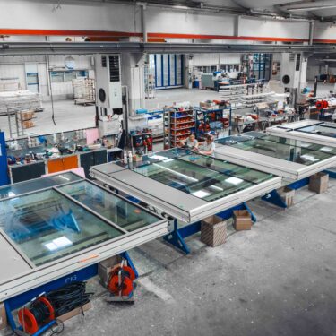 Drohnenaufnahme der Fertigungsstraße / Fertigungslinie für die Produktion von Elementfassaden