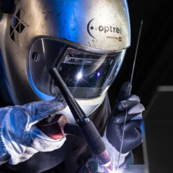 Employee welding with TIG, © GIG