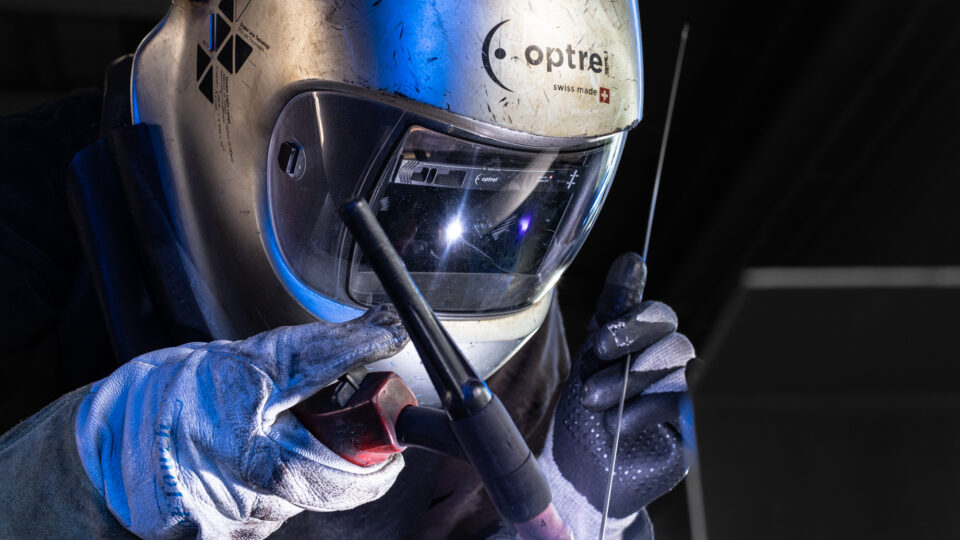 Employee welding with TIG, © GIG