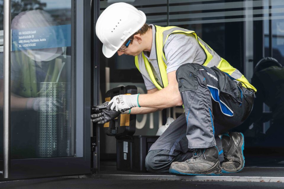 GIG-Monteur bei Türwartung nach ÖNORM B 5305 und AMFT Richtlinien, das verlängert die Lebensdauer.