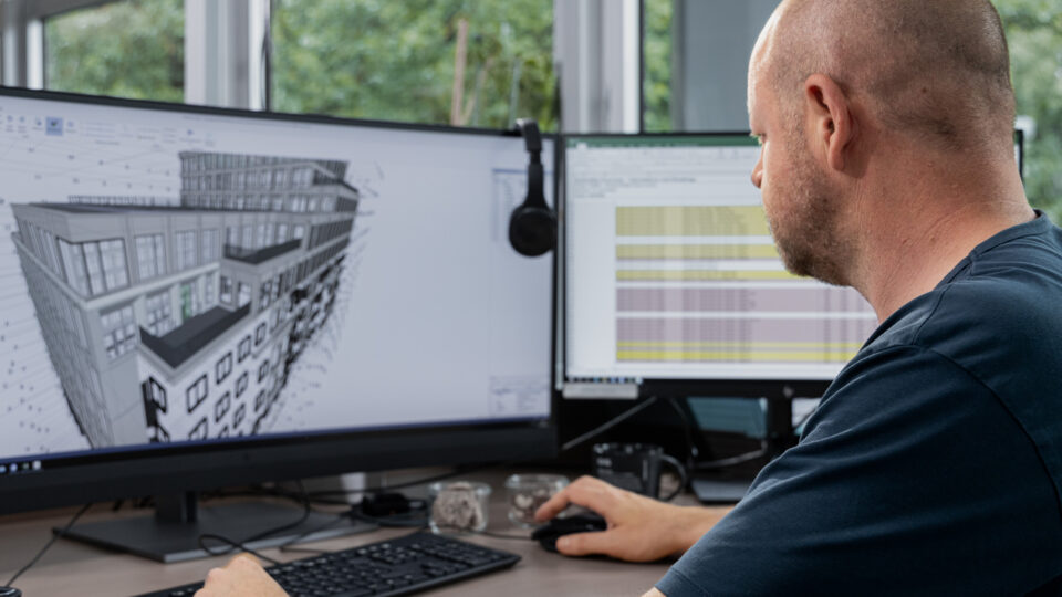 An employee works on a digital building section using 3D software such as Rhino, HiCAD.
