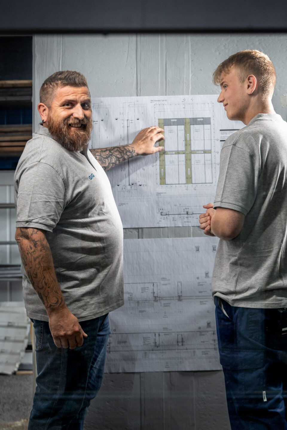 Construction plan discussion between the trainer and the metal technology apprentice.