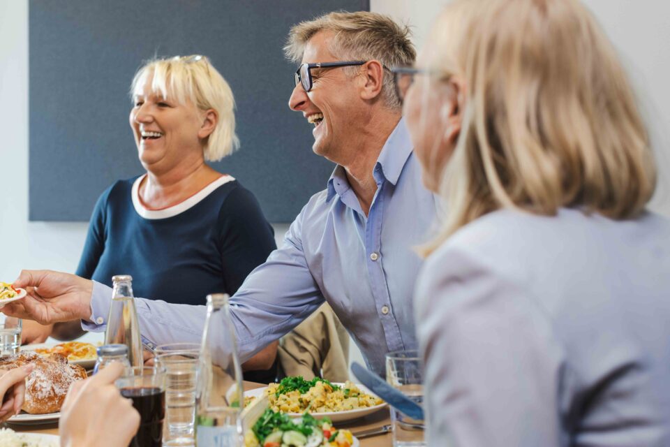 GIG-Mitarbeiter beim gemeinsamen Mittagstisch- Mahlzeit!