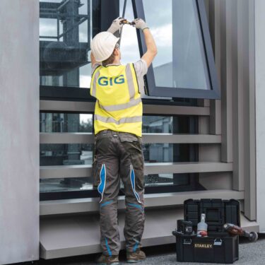 GIG technician performing window maintenance according to ÖNORM B 5305 and AMFT guidelines, which extends the service life.