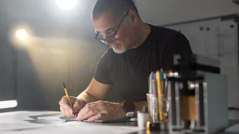 Ingenieur erstellt eine erste Skizze/Konzept und beginnt mit der Fassadenentwicklung.