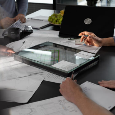 Die Fassadenmuster werden im Teammeeting besprochen und nach sorgfältiger Prüfung ausgewählt.